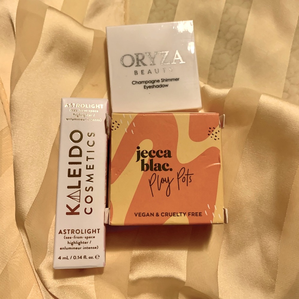 Highlighter/Eyeshadow trio ✨